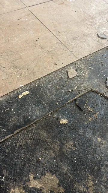 Black bitumen mastic floor removal in a N20 flat